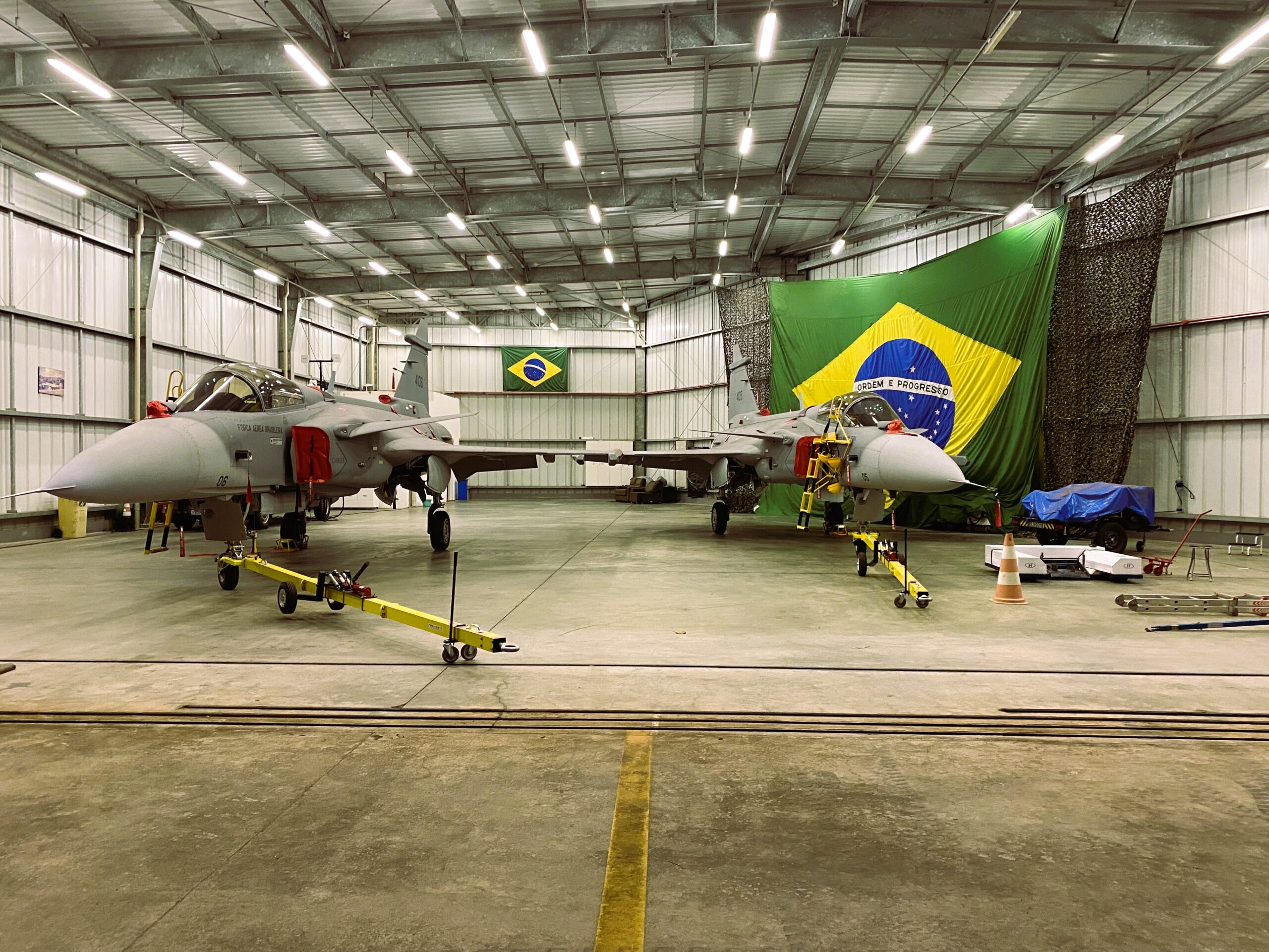 Novos Gripens da FAB são transportados do Porto ao Aeroporto de Navegantes