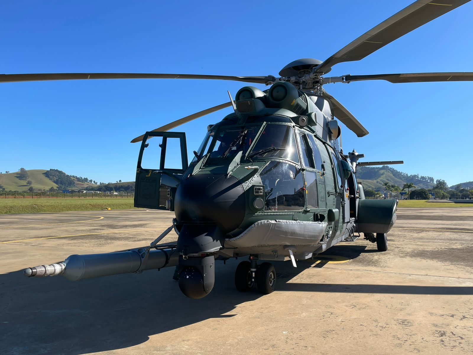FAB recebe nova unidade da aeronave H-36 Caracal