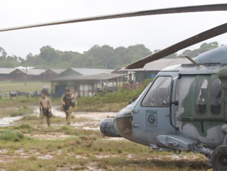 Helicópteros da FAB transportaram as tropas armadas para locais estratégicos situados na faixa de fronteira dentro da TIY