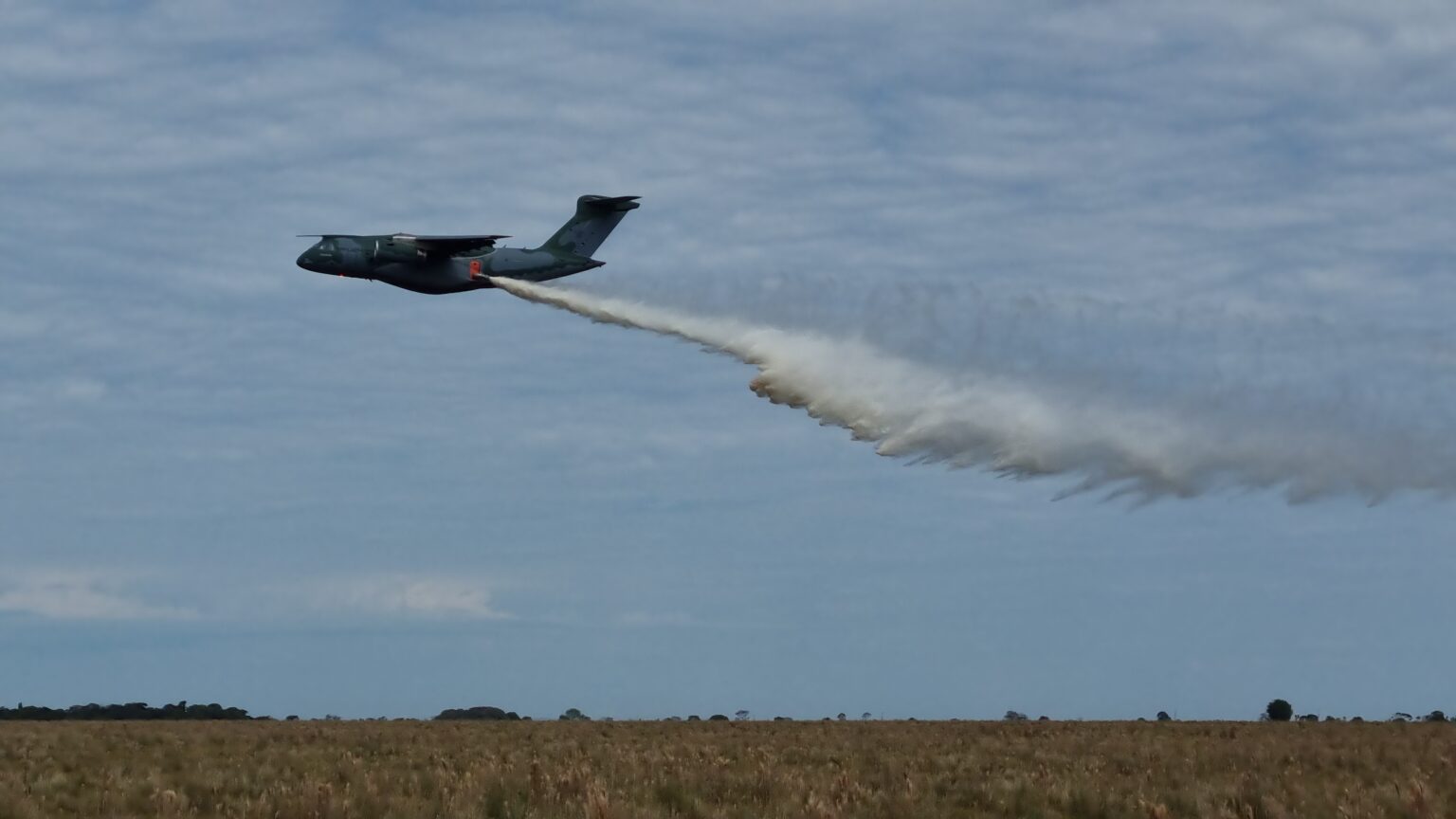 1º GTT realiza treinamento de Combate a Incêndio em Voo com o KC-390