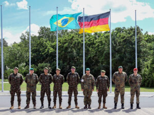 Comandante do Exército se reúne com representantes da Indústria de Defesa e visita Escola de Oficiais na Alemanha