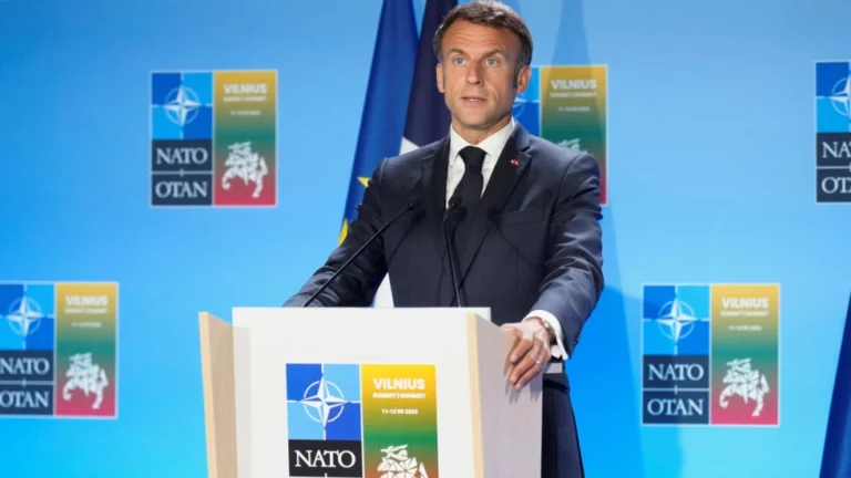O presidente francês, Emmanuel Macron, participa de uma coletiva de imprensa durante a cúpula de líderes da Otan em Vilnius, Lituânia, em 12 de julho de 2023. REUTERS - INTS KALNINS