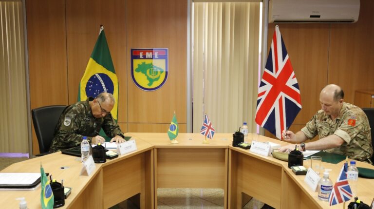 Exércitos do Brasil e do Reino Unido realizam conferência bilateral