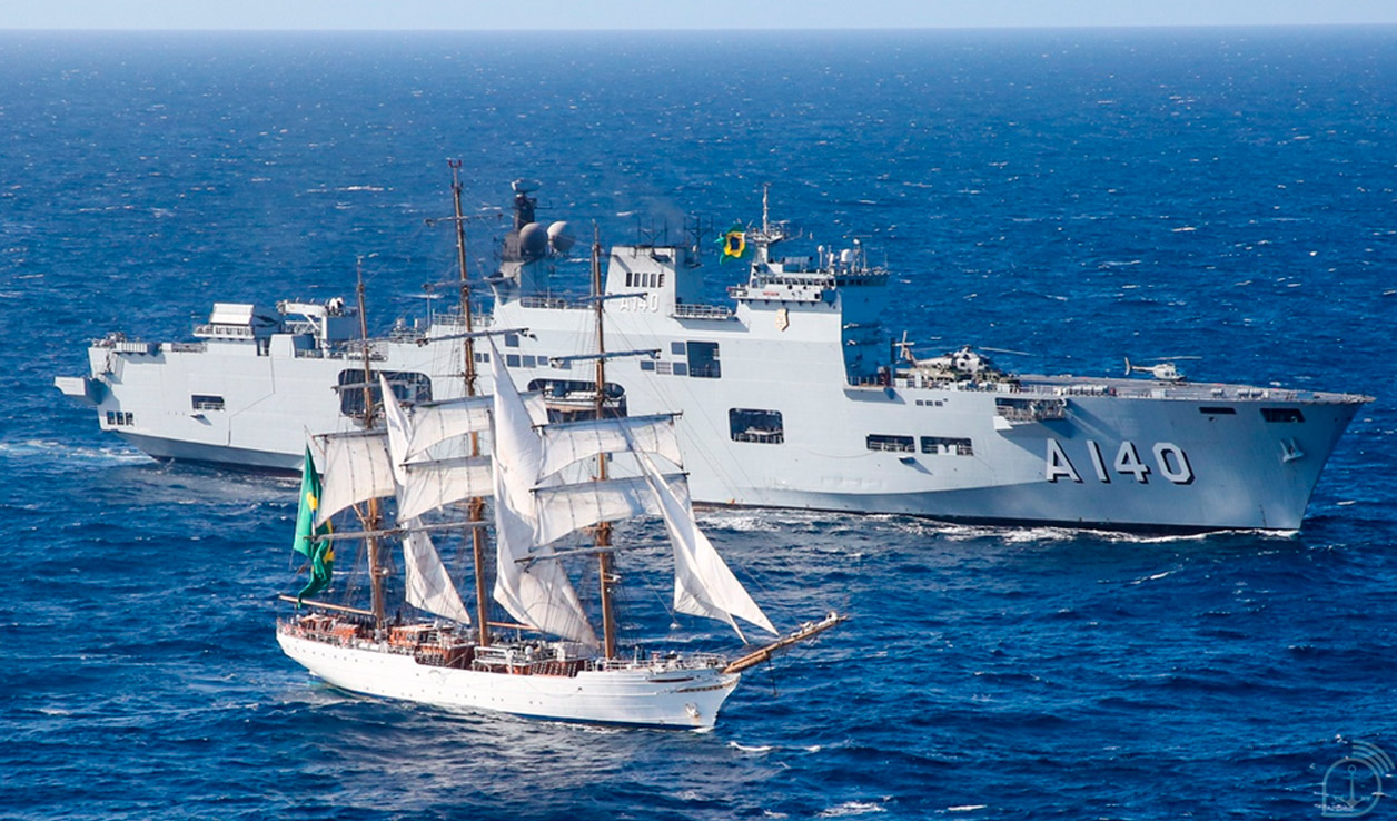 Navio-Veleiro e Capitânia da Esquadra brasileira se encontram no mar