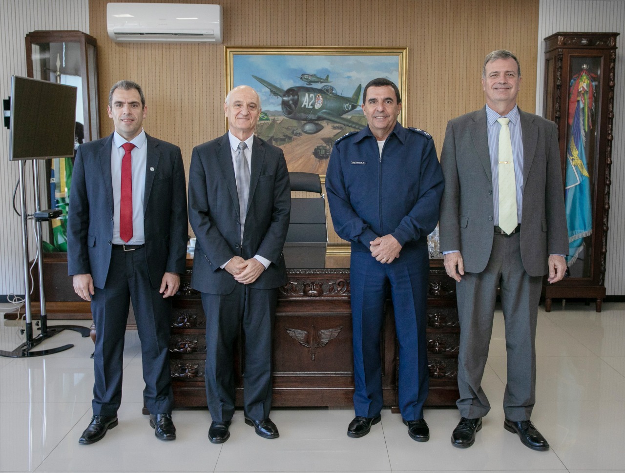 Commander of the Air Force receives Safran Brazil's CEO - Photo: Sgt. Figueira / CECOMSAER