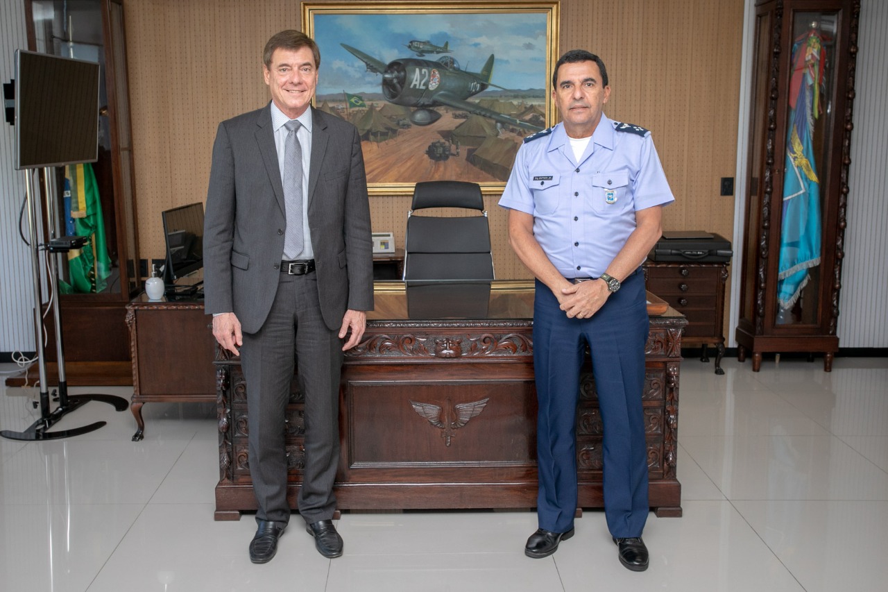 Brazilian Air Force Commander receives Embraer President and CEO