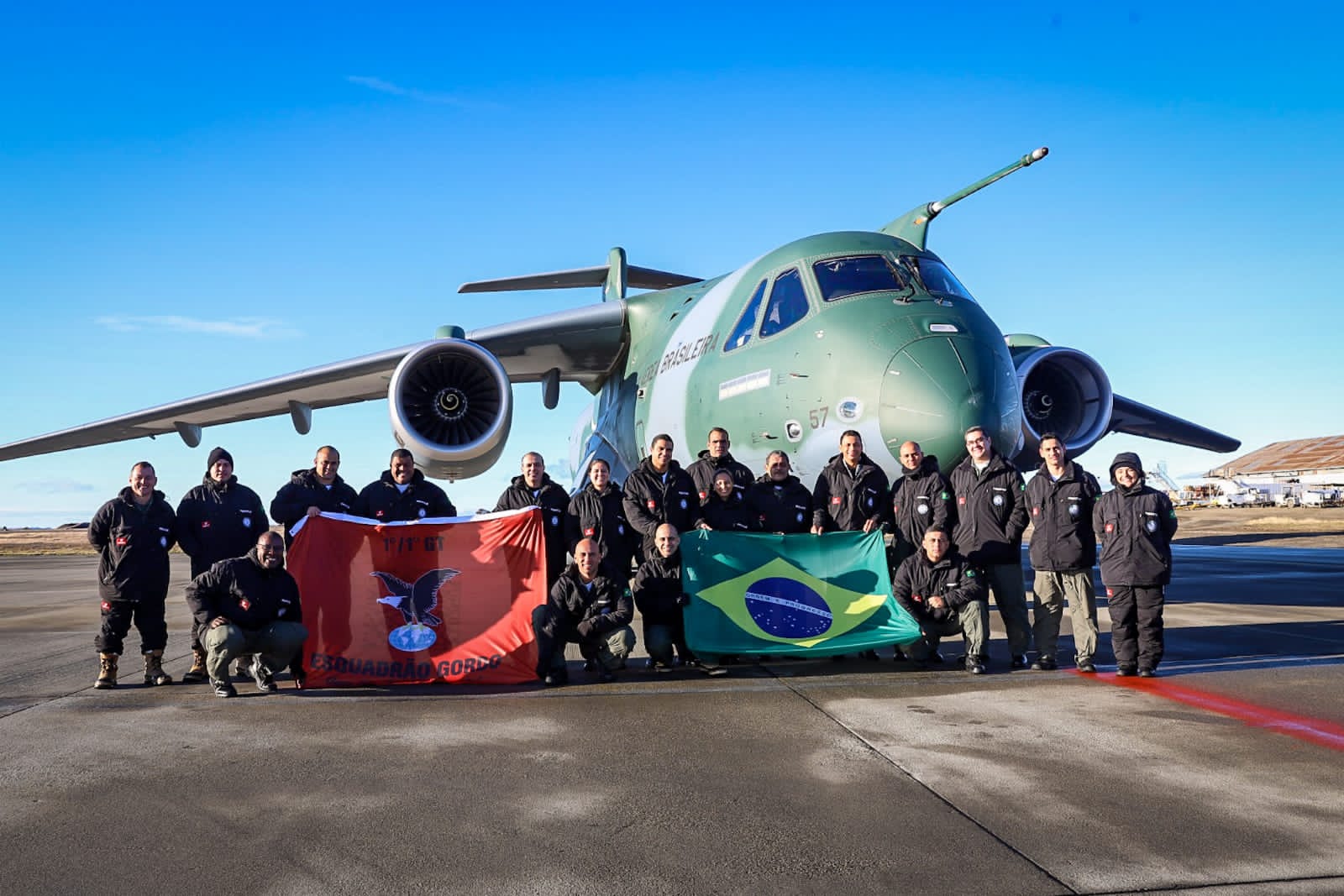 KC-390 Millennium performs, for the first time, a cargo launch in Antarctica