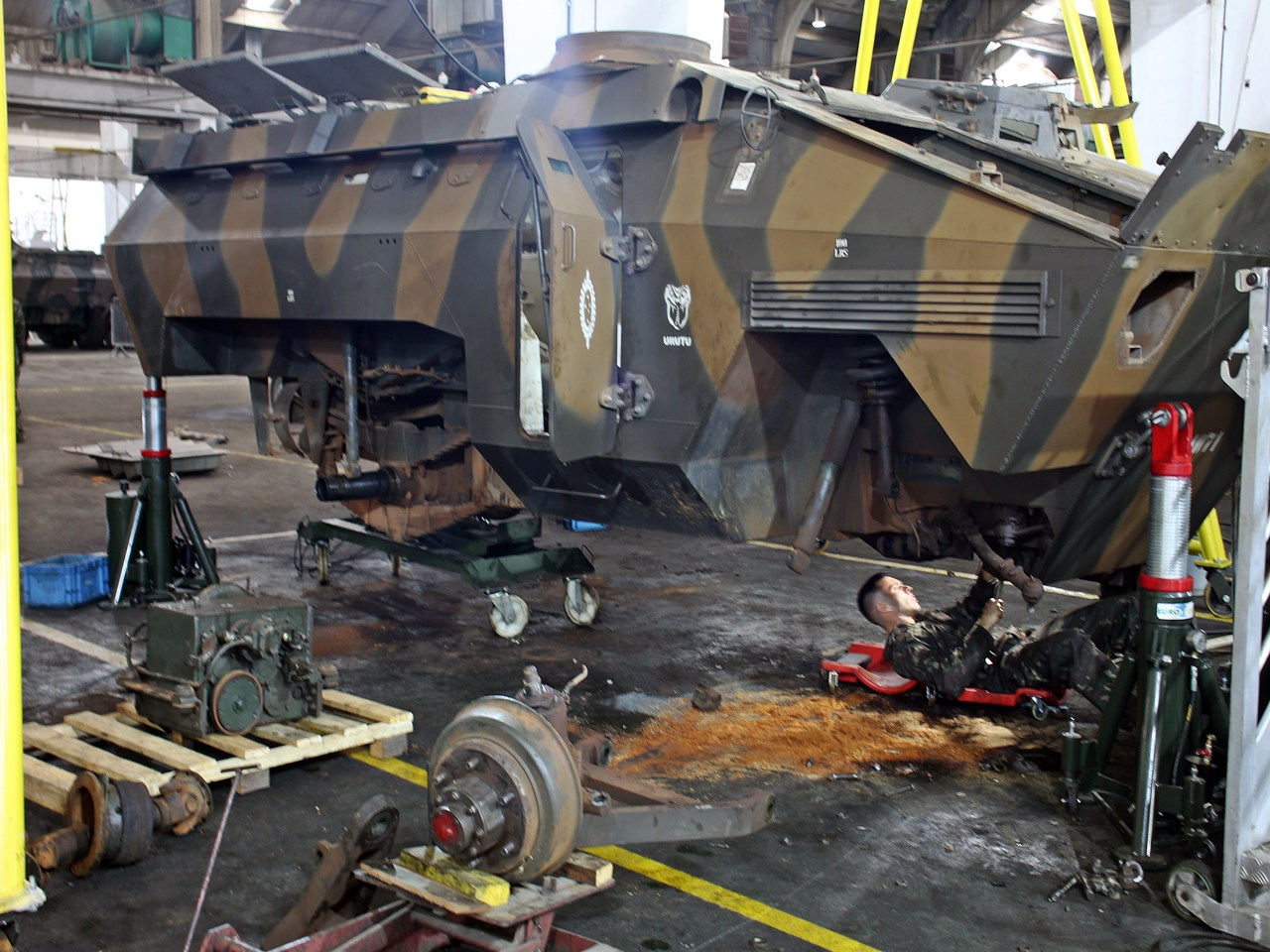 The Brazilian Army's Central Maintenance and Supply Battalion hosts the armored vehicle maintenance training course
