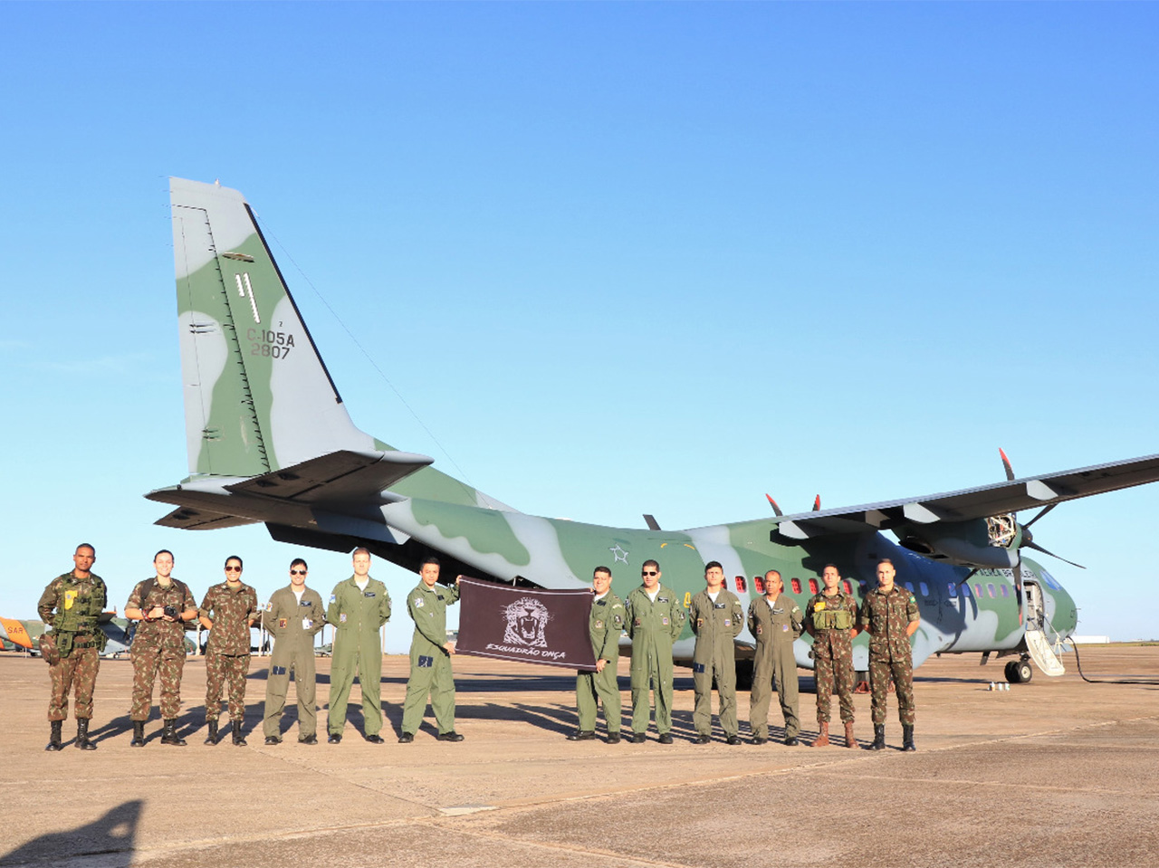 Parachute course students participate in Ágata Operation