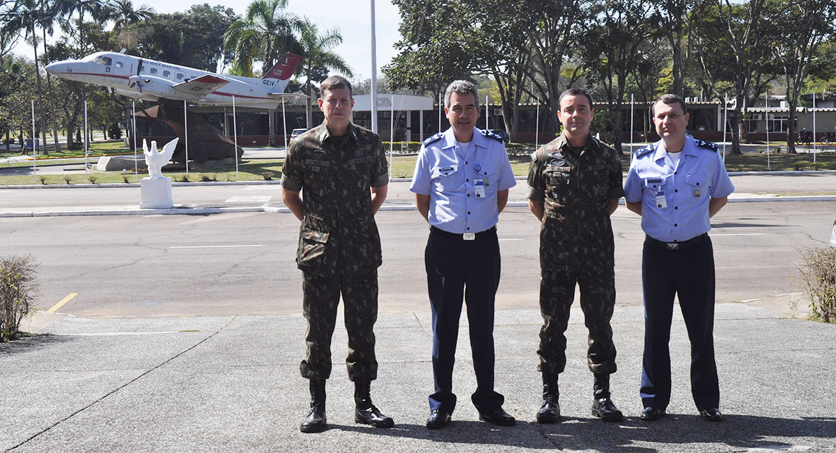 The Director General of the Department of Aerospace Science and Technology (DCTA), Lieutenant Brigadier Maurício Augusto Silveira de Medeiros, and the DCTA Vice Director, Air Major Brigadier Mauro Bellintani, received, on July 19, Brigadier General Ricardo José Nigri from the Army Aviation Command (CAVEX) and Brigadier General Rodrigo Ferraz Silva from the 12th Airborne Light Infantry Brigade. In the occasion, while presenting DCTA's structure to the delegation, the Director-General spoke about the triple helix concept and highlighted the strategic role of DCTA's institutes, which contribute to the development of the aerospace cluster in Vale do Paraíba. "The approximation between the Forces is of fundamental importance to strengthen ties and direct efforts, always focusing on the development of projects that can add value to our country," he said. During the meeting, the authorities also talked about some of the most renowned engineering education organizations in Brazil, such as the Aeronautical Technological Institute (ITA) and the Military Engineering Institute (IME). At the end of the visit, Lieutenant Brigadier Medeiros highlighted the importance of integration between the Forces. "DCTA's doors will always be open to such relevant institutions as the Brazilian Army, seeking future actions that lead to joint projects that can benefit society," he concluded. Photos: Sergeant Anderson / DCTA DCTA Director-General receives the Brazilian Army entourage