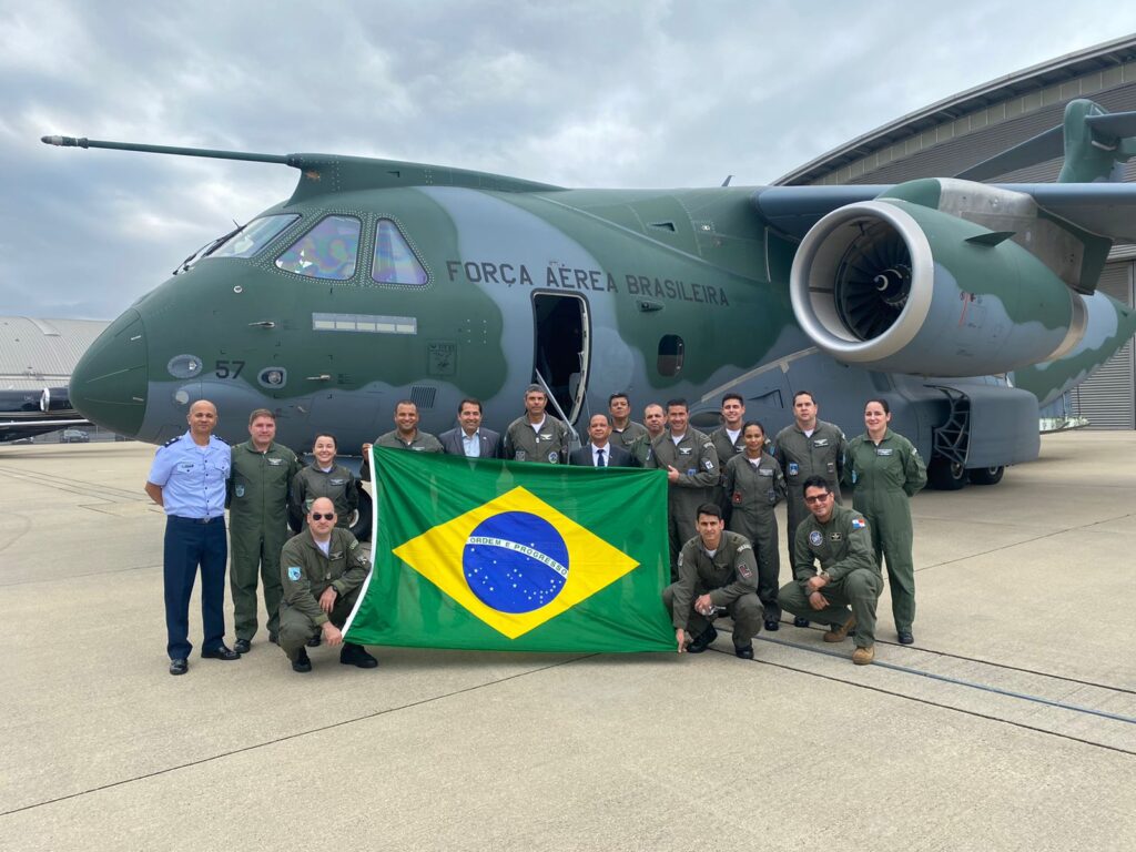 The Brazilian Air Force (FAB) has fulfilled its mission in England by participating, with the KC-390 Millennium, in another aviation fair, this time the Farnborough International Airshow (FIA 2022), which took place from July 18 to 22, at Farnborough Airport. The event is known as a global platform for the aerospace, aviation and defense industry, and is treated as a growth opportunity for business, providing thousands of visitors with updates on technological innovations presented by more than 1,500 exhibitors from all sectors and levels of the industry, represented by 96 countries around the world.