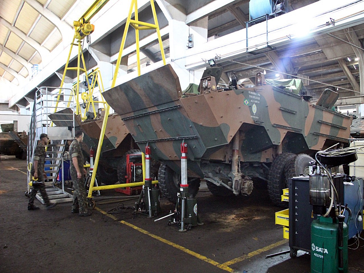 Material Management provides training on standardization of chassis maintenance and fleet management in VBTP-MSR 6x6 Guarani