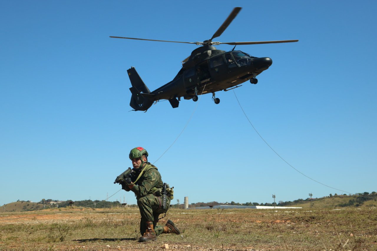 Brazilian Militaries train infiltration and exfiltration in Air Mobile Operations Internship