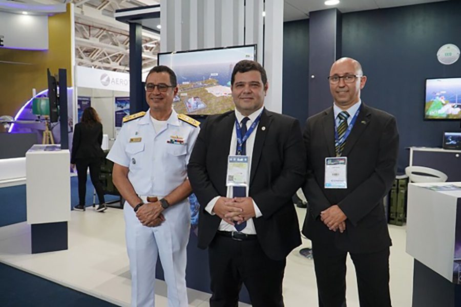 Commander of the Brazilian Navy visits IACIT's stand