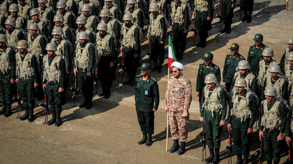 Membros do Corpo da Guarda Revolucionária Islâmica (IRGC) participam de um exercício militar das forças terrestres do IRGC na área de Aras, província do Azerbaijão Oriental, Irã, 17 de outubro de 2022. via REUTERS - WANA NEWS AGENCY