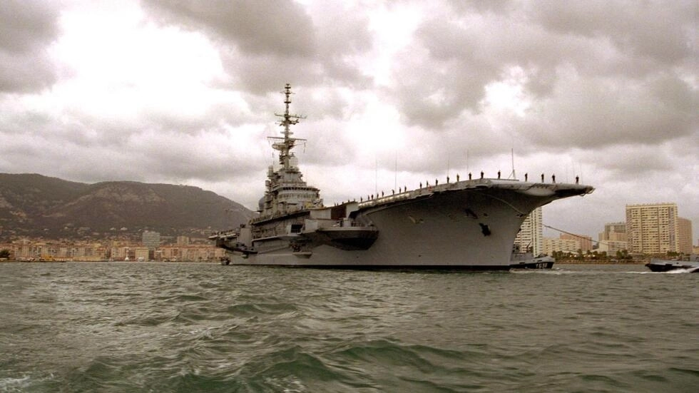 The aircraft carrier Foch left the French port of Toulon in southern France on November 2, 2000, bound for Brest in the west, before being handed over to the Brazilian navy. AFP - ERIC ESTRADE