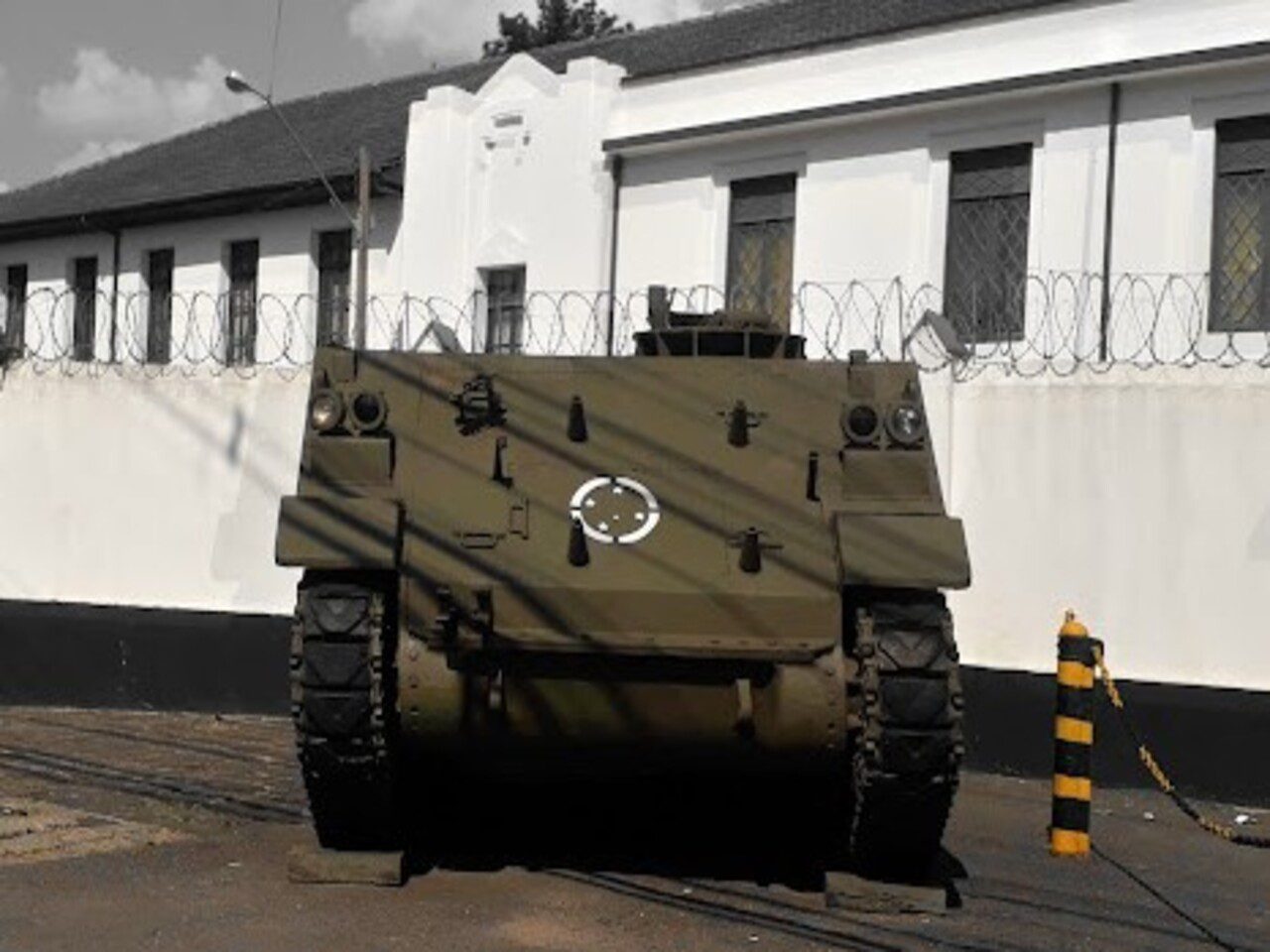 20th BIB begins revitalization of the M-59 "Bernardini" armored car in Curitiba Curitiba (PR) - Located in front of the 20th Armored Infantry Battalion "Battalion Sergeant Max Wolf Filho", symbolizing the specialty of this military organization, the M-59 "Bernardini" Armored Carrier was removed to be revitalized, and when ready, will return to its prominent position. The M-59 model arrived in Brazil in 1960, through the Brazil - United States Military Agreement, being completely innovative in the ranks of the Brazilian Army, because until then all troop transportation, in armored vehicles, was based on the models received after the war. Its original concept contemplated, although limited, an amphibious operation capacity, and as a technological differential it had the periscope system and infrared device for driving at night or with the hatches closed. For its self-defense it was equipped with a hydraulic turret, armed with a Browning .50 caliber automatic machine gun. It also had a transport capacity for 10 soldiers. The last units were deactivated from the ranks of the Brazilian Army in 1982, replaced by the M-113. Source: 20th Armored Infantry Battalion