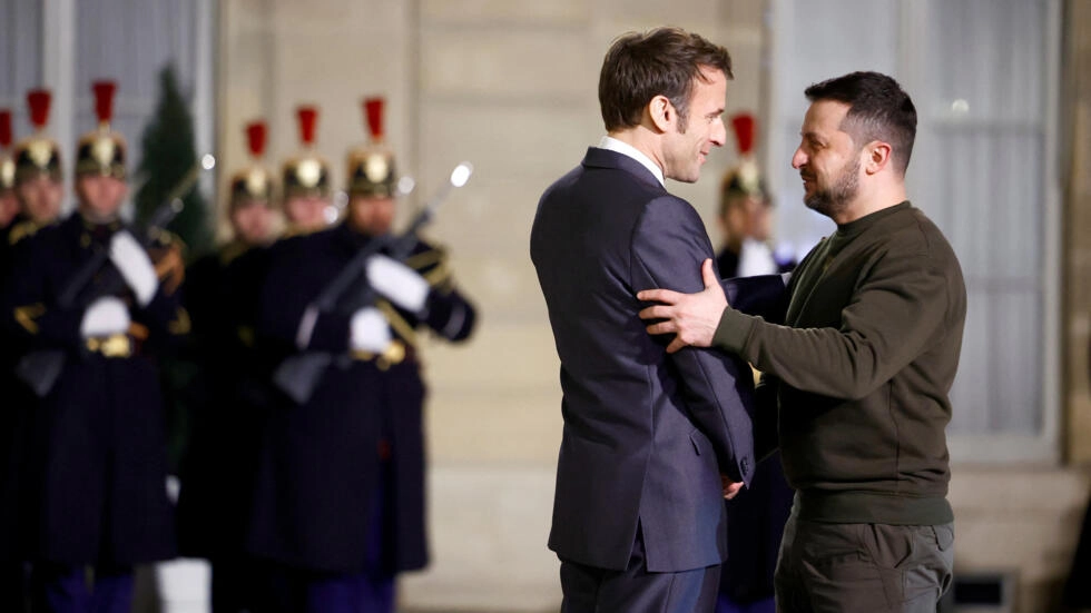 O chefe de Estado francês, Emmanuel Macron, entrega ao presidente da Ucrânia, Volodymyr Zelensky, de passagem por Paris durante sua segunda viagem fora da Ucrânia desde o início da invasão russa, a Grã-Cruz da Legião de Honra. Paris, 8 de fevereiro de 2023. REUTERS - SARAH MEYSSONNIER