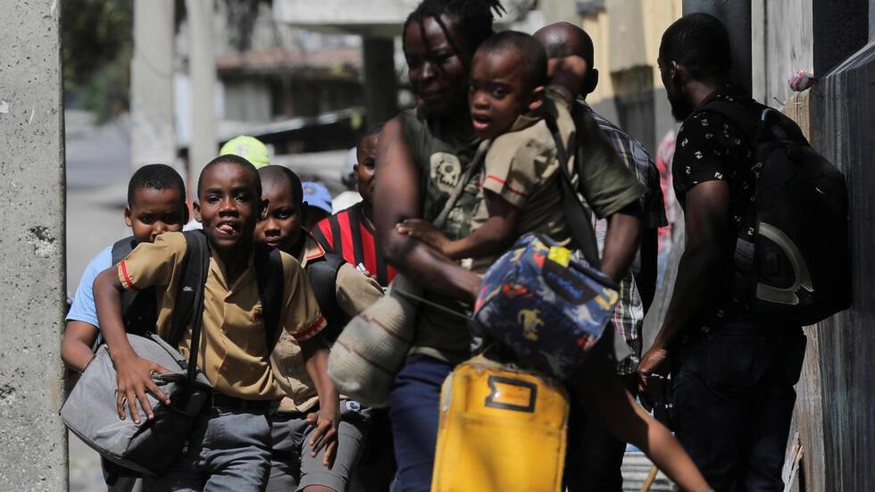 Crianças correm em busca de segurança ao deixarem a escola em meio à violência de gangues em Porto Príncipe, Haiti, em 3 de março de 2023. REUTERS - RALPH TEDY EROL
