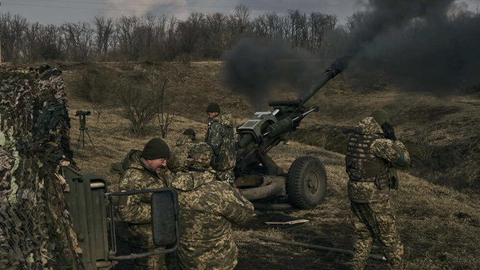 Soldados ucranianos na cidade Bakhmut em março de 2023 © Libkos AP