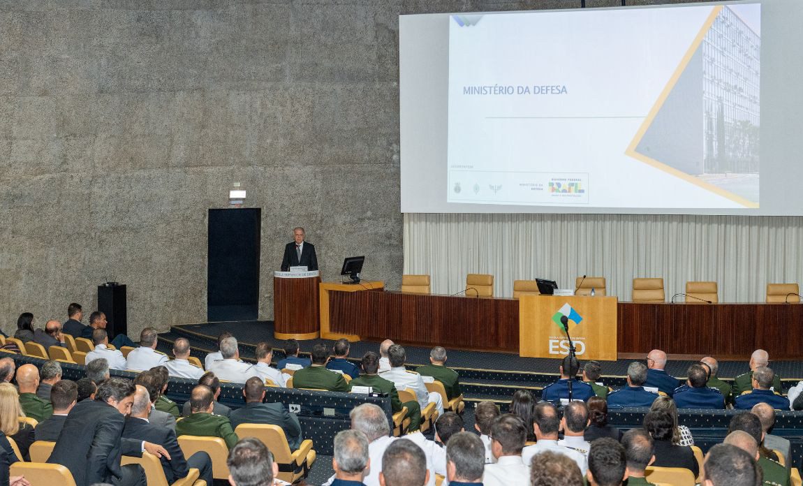 Minister José Mucio presents a lecture at ESD on the challenges of Brazilian defense