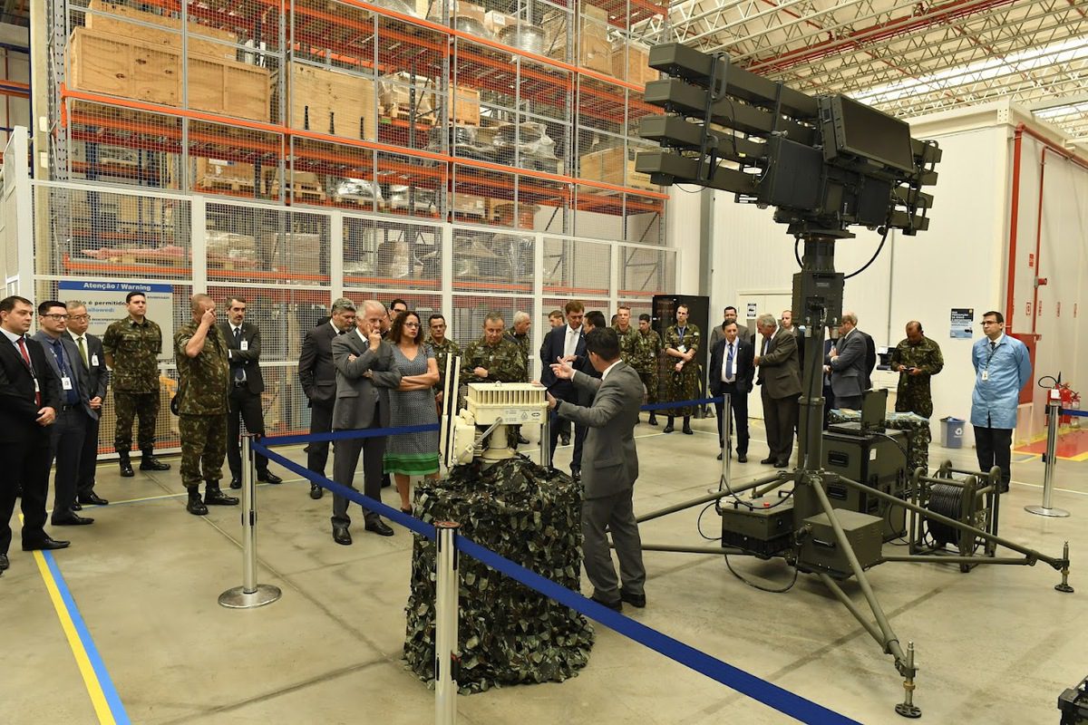 Brazilian Defense Minister visits Embraer's radar factory