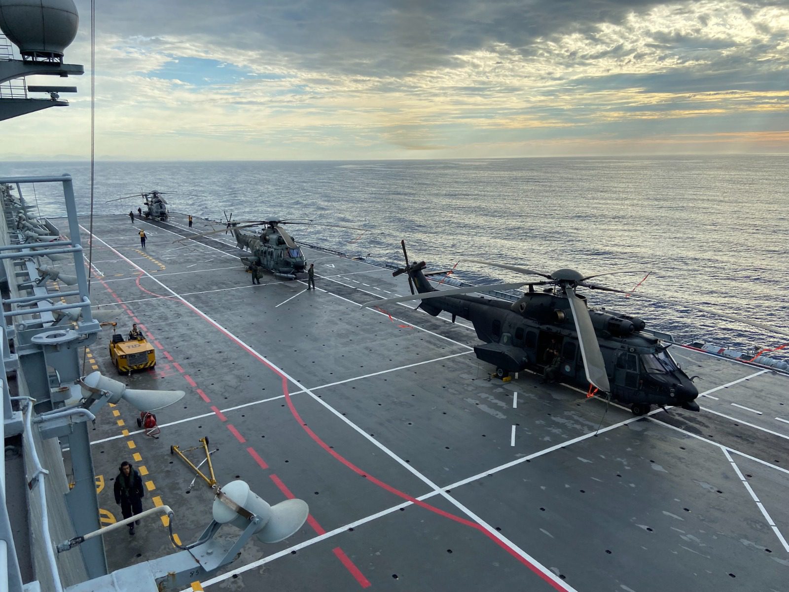Brazilian Navy conducts Operation Poseidon to qualify pilots from the EB and FAB in aerial operations on board a Navy ship