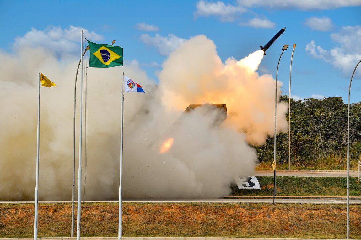Brazilian Defense Minister follows up on the development of Astros 2020 vehicles
