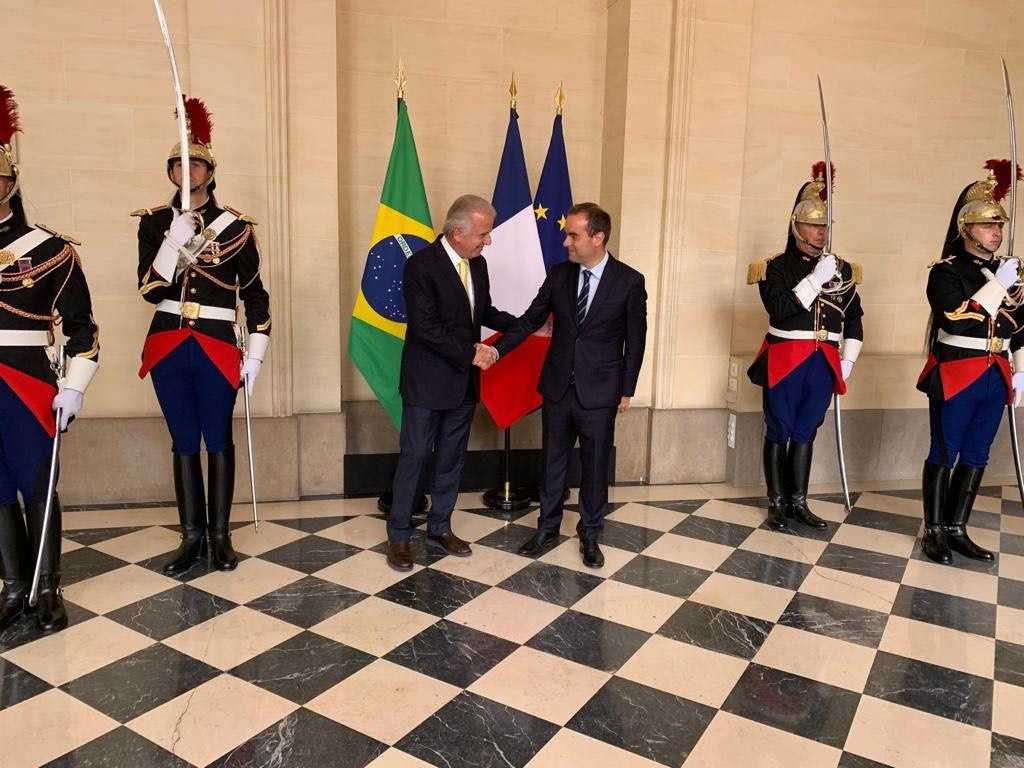 Brazilian Defense Minister discusses partnerships with France during the Paris Air Show