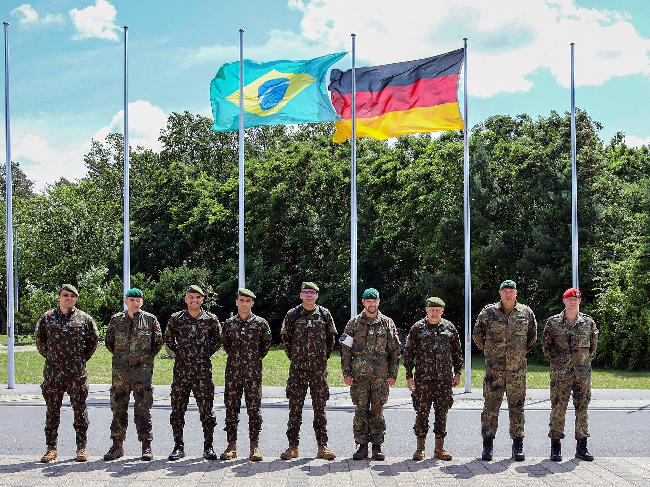 Brazilian Army Commander meets with representatives of the Defense Industry and visits Officers School in Germany