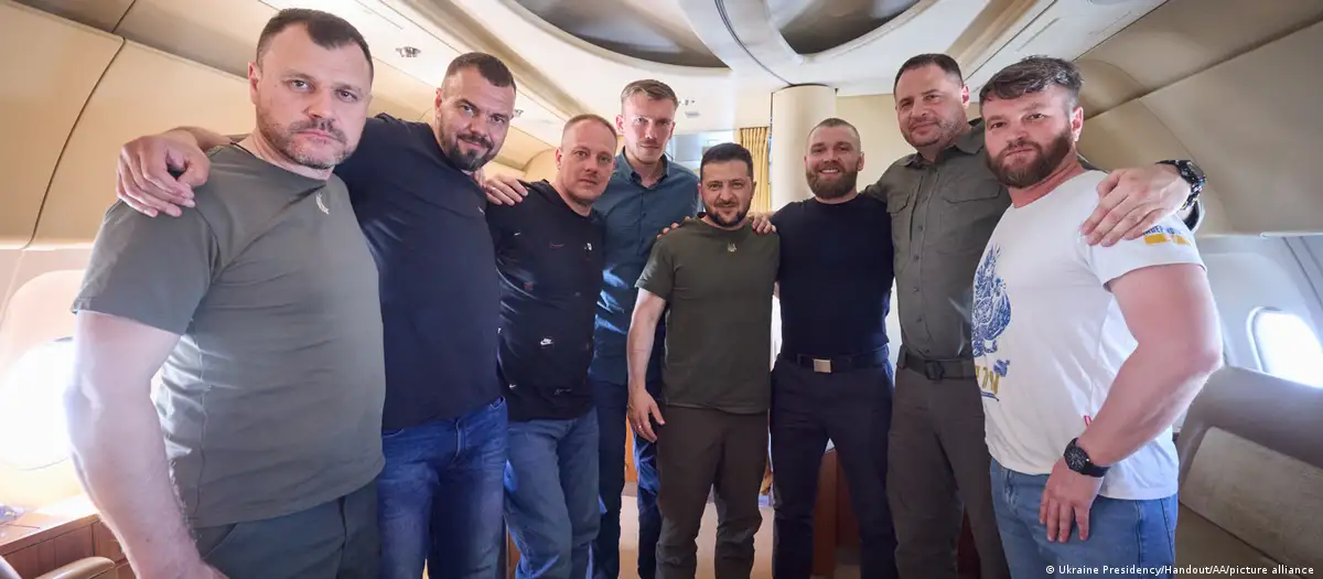 Mariupol commanders return to Ukraine with Zelenski