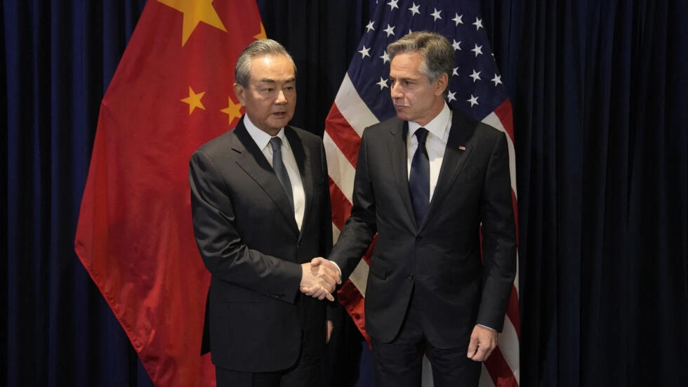No segundo encontro em pouco mais de um mês, Antony Blinken e Wang Yi apertam as mãos em cúpula em Jacarta (Indonésia), em meio a novo escândalo de suposta espionagem chinesa nos Estados Unidos. (13/07/2023) AFP - DITA ALANGKARA