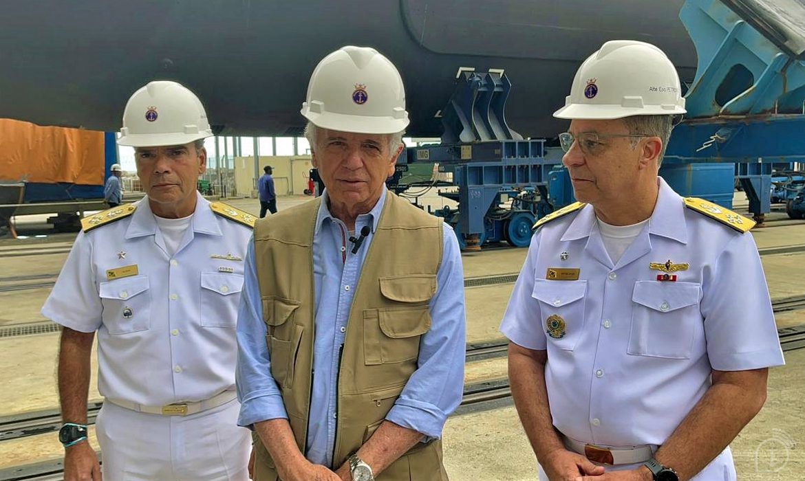 Brazilian Defense Minister visits Submarine Development Program facilities