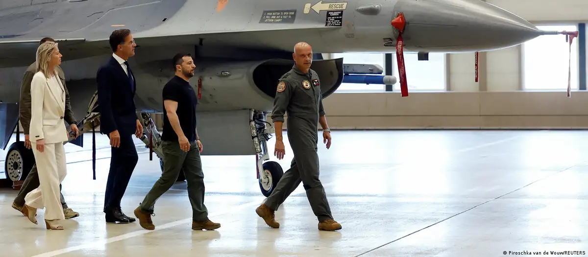 O presidente ucraniano, Volodimir Zelenski, e o premiê holandês, Mark Rutte, inspecionaram dois F-16 em um hangar em Eindhoven
