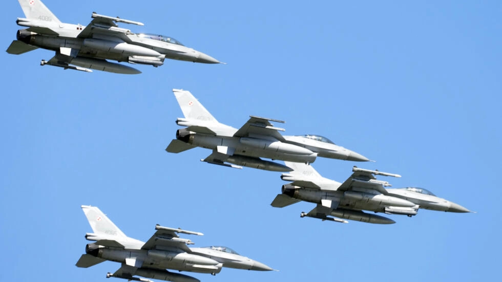 Imagem de ilustração: jatos F-16 de fabricação americana voam sobre a capital da Polônia (15/08/23). © Czarek Sokolowski / AP