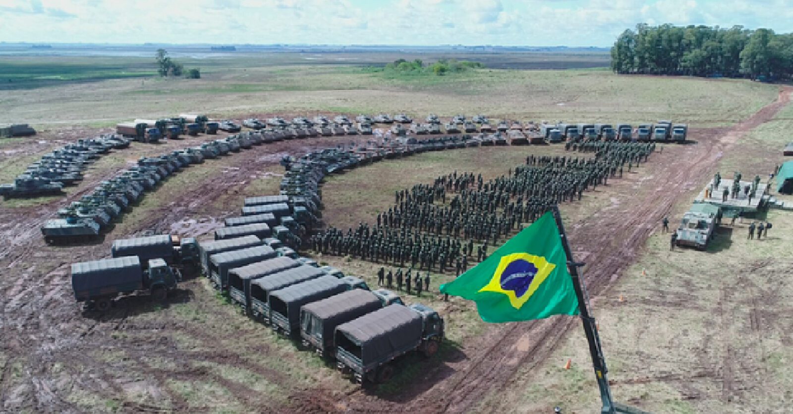Brazilian army commander inspects Santa Maria garrison