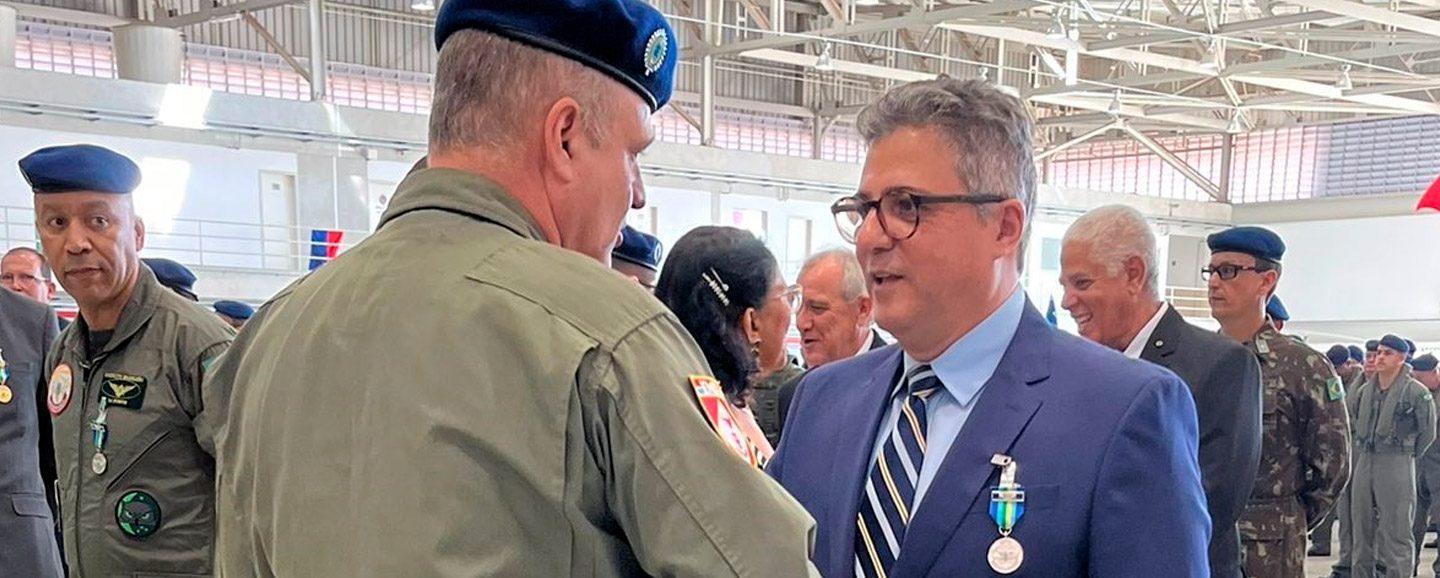Marco Caffé, Managing Director of BAE SYSTEMS, is decorated by the army