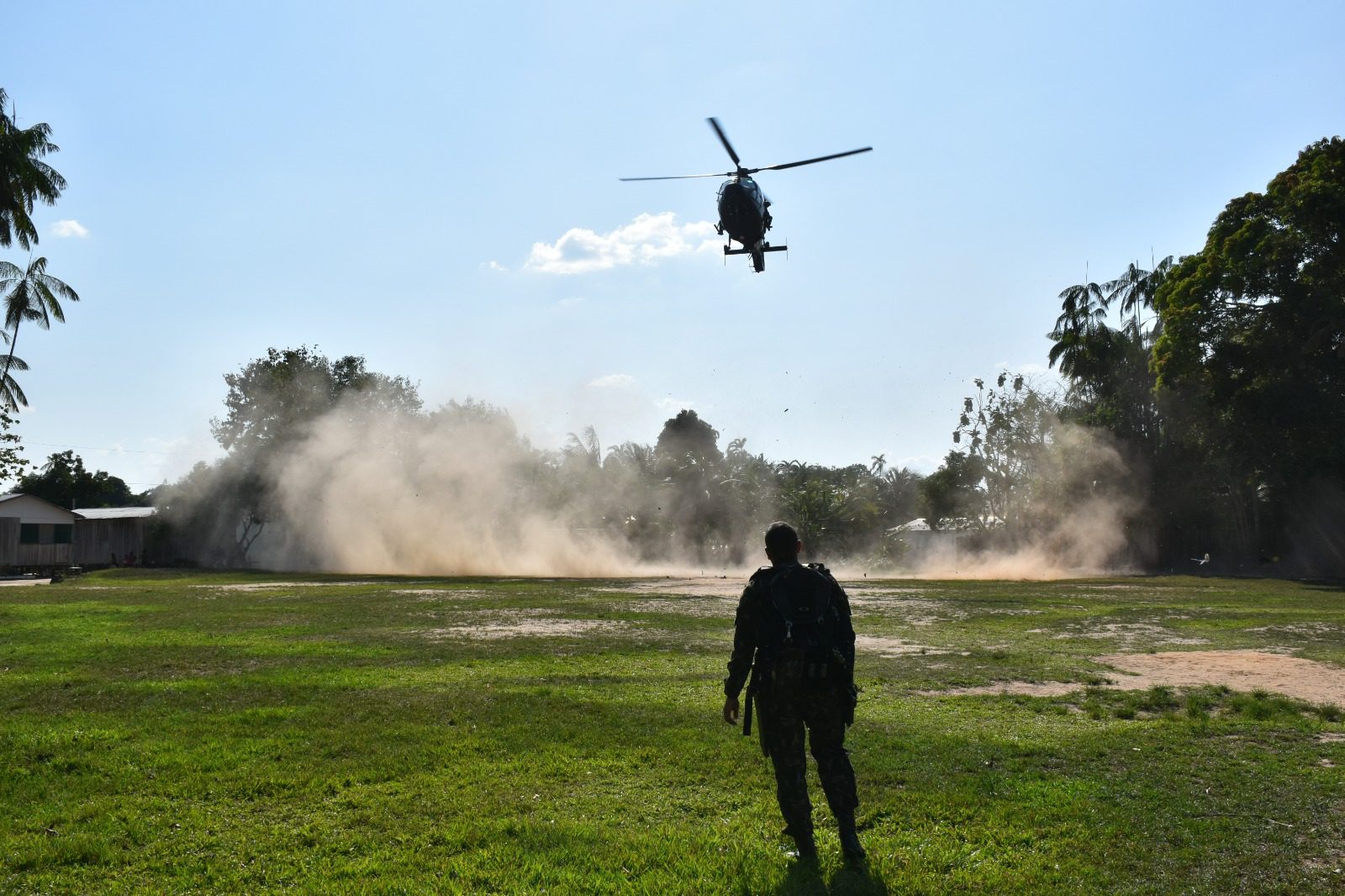 Logistical support from the Brazilian Army brings food to communities affected by drought in AM
