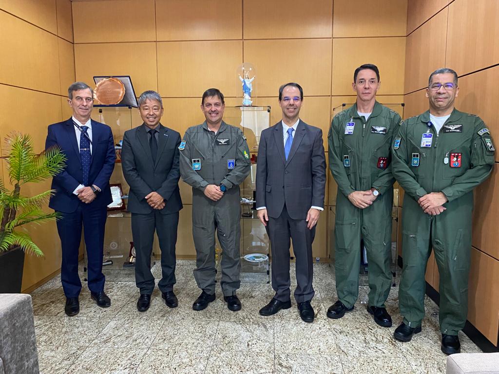 Julio Shidara and José Serrador with representatives of the Aeronautics Command in Brasilia (Disclosure/AIAB)