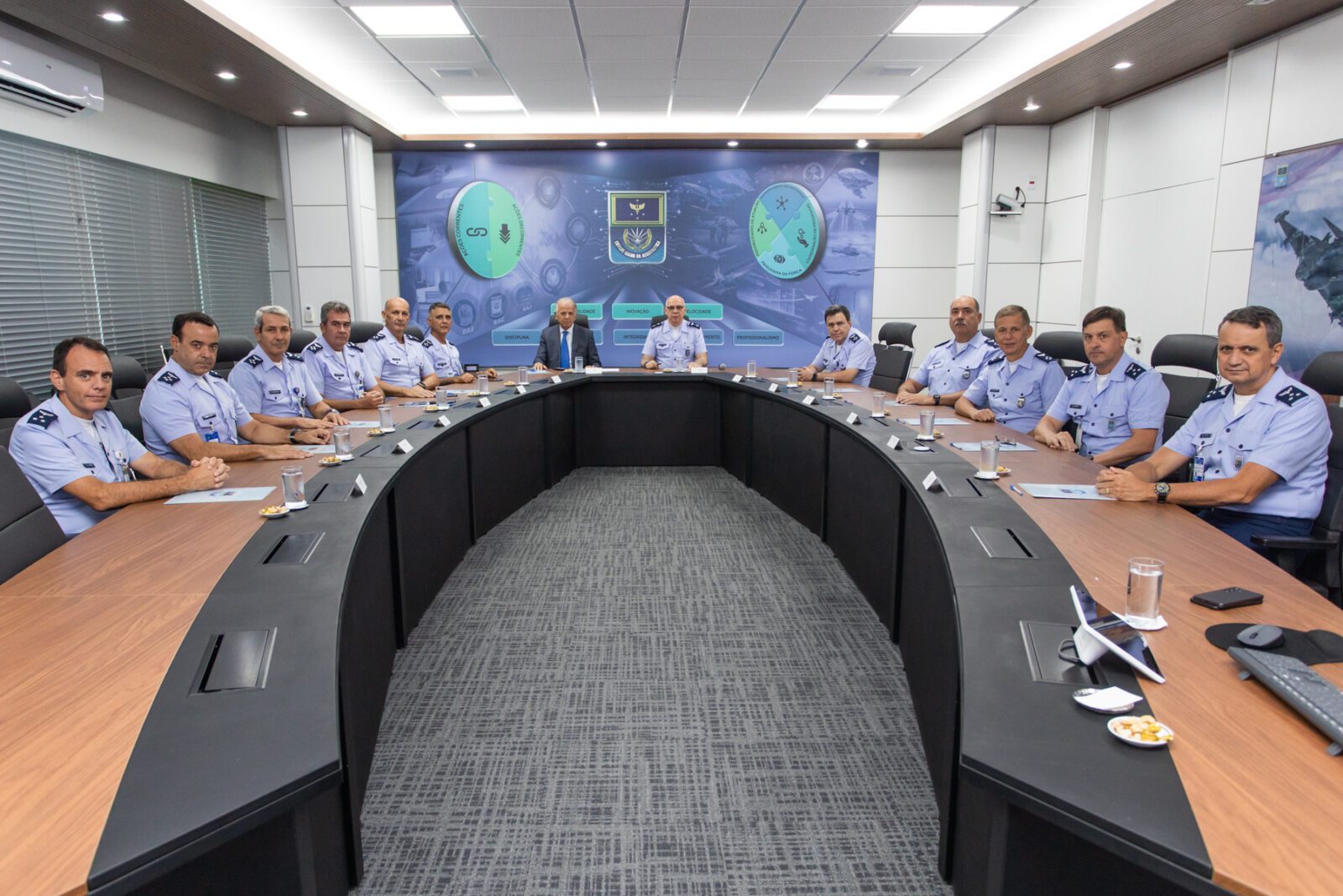 Minister of Defense participates in meeting with the High Command of the Brazilian Air Force