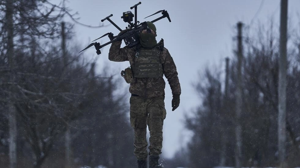 A Ukrainian soldier carries a drone near the town of Avdiïvka, in the Donetsk region, on 17/02/23. (Illustrative photo)