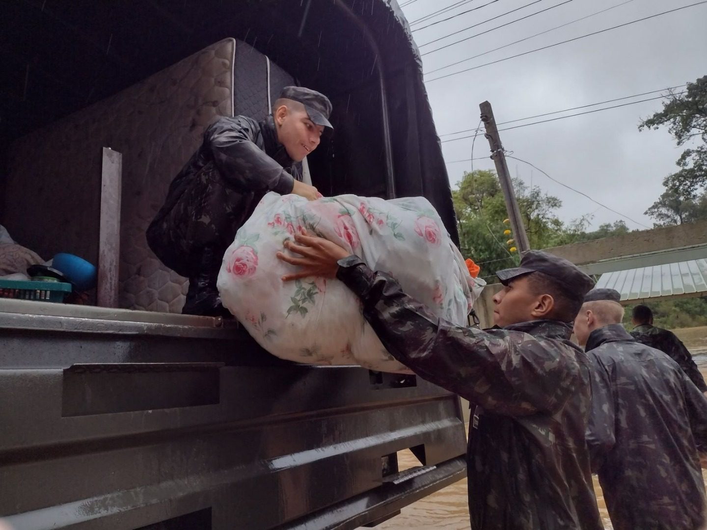 Brazilian Armed Forces mobilize 626 soldiers to support flood victims in 19 municipalities in Rio Grande do Sul